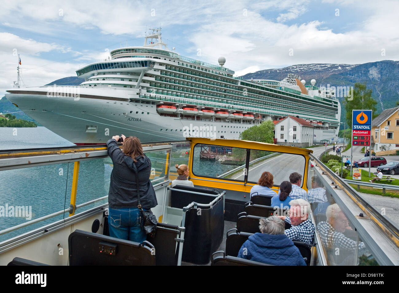 Passagiere, die Rückkehr zu ihrer Kreuzfahrt Schiff Azura nach einem Cabrio Bus-Tour in Olden, Norwegen Stockfoto