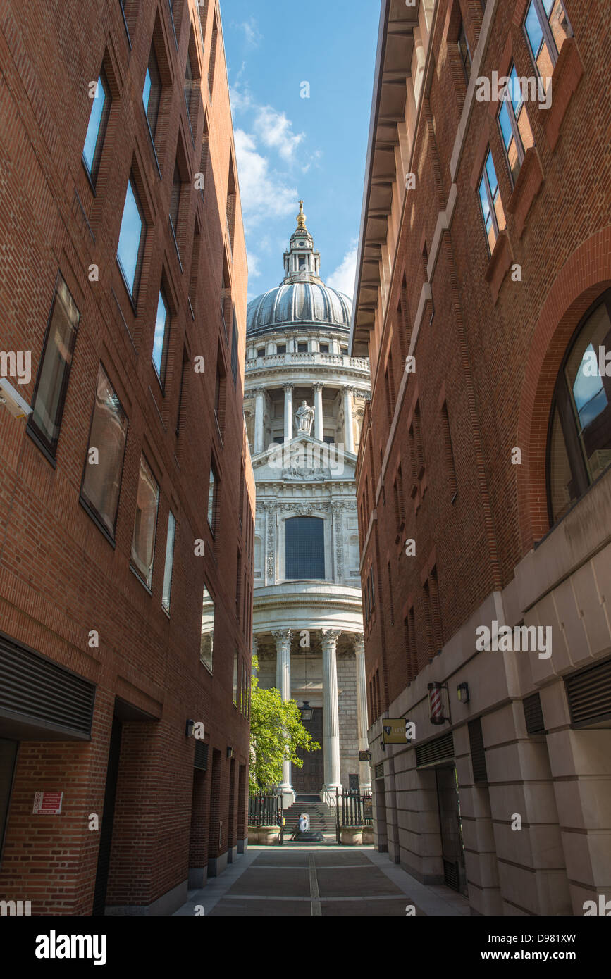 St Paul's Cathedral Dome London England // LONDON, England – die berühmte Kathedrale der St Paul's Cathedral erhebt sich zwischen modernen Bürogebäuden in der City of London. Die heutige Kathedrale wurde von Sir Christopher Wren nach dem Großen Brand von London entworfen und zwischen 1675 und 1710 errichtet und ersetzte die frühere Bausubstanz, die seit dem Mittelalter bestand. Die markante Kuppel mit einer Höhe von 365 Metern ist nach wie vor eines der bekanntesten Wahrzeichen Londons und war einst das höchste Gebäude der Stadt. St. Paul's war Sitz des Bischofs von London und Mutterkirche der Dioce Stockfoto