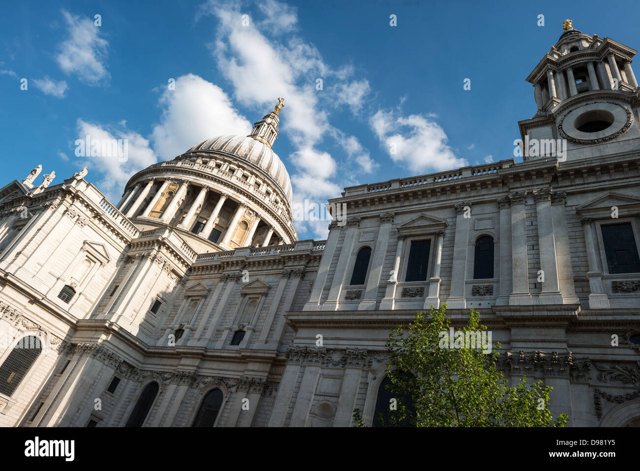 St. Paul's Cathedral Dome London England // LONDON, England – die St. Paul's Cathedral, eines der markantesten Wahrzeichen Londons, steht in der Skyline der Stadt. Die historische Stätte beherbergt seit 604 n. Chr. eine Kirche, die heutige Struktur stammt jedoch aus dem späten 17. Jahrhundert. Die Kathedrale wurde von Sir Christopher Wren nach dem Großen Brand von London 1666 entworfen und ist für ihre massive Kuppel bekannt, die nach wie vor zu den größten der Welt zählt. Die anglikanische Kathedrale dient als Sitz des Bischofs von London und hat zahlreiche bedeutende Veranstaltungen wie die Hochzeit von Prinz Charle veranstaltet Stockfoto