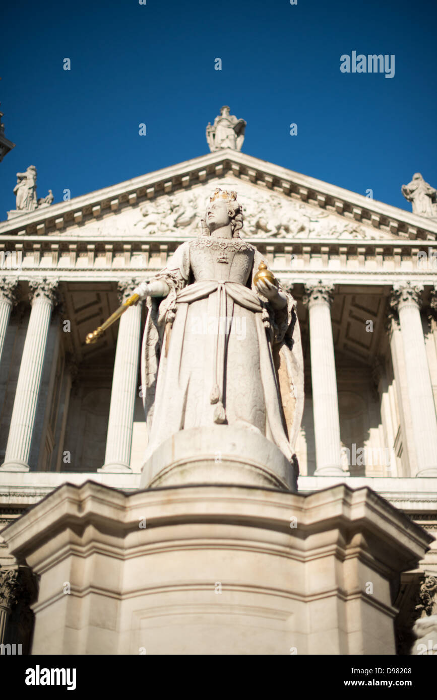 Queen Victoria Statue St Paul's Cathedral London England // LONDON, England – die Statue von Queen Victoria steht prominent vor der St Paul's Cathedral, die von dem Bildhauer Thomas Brock geschaffen und 1886 zur Erinnerung an das Goldene Jubiläum des Monarchen enthüllt wurde. Die Bronzestatue stellt Victoria in ihren kaiserlichen Gewändern dar, die die kleine Diamantkrone aus ihrer späteren Regierungszeit trägt, während sie die traditionellen königlichen Insignien hält – ein vergoldetes Zepter in ihrer rechten Hand und die Herrschaftsorgel in ihrer linken Hand, was ihre Autorität als Königin des Vereinigten Königreichs und Kaiserin von Indien symbolisiert. Das Denkmal ruht auf einem Granitgestell Stockfoto