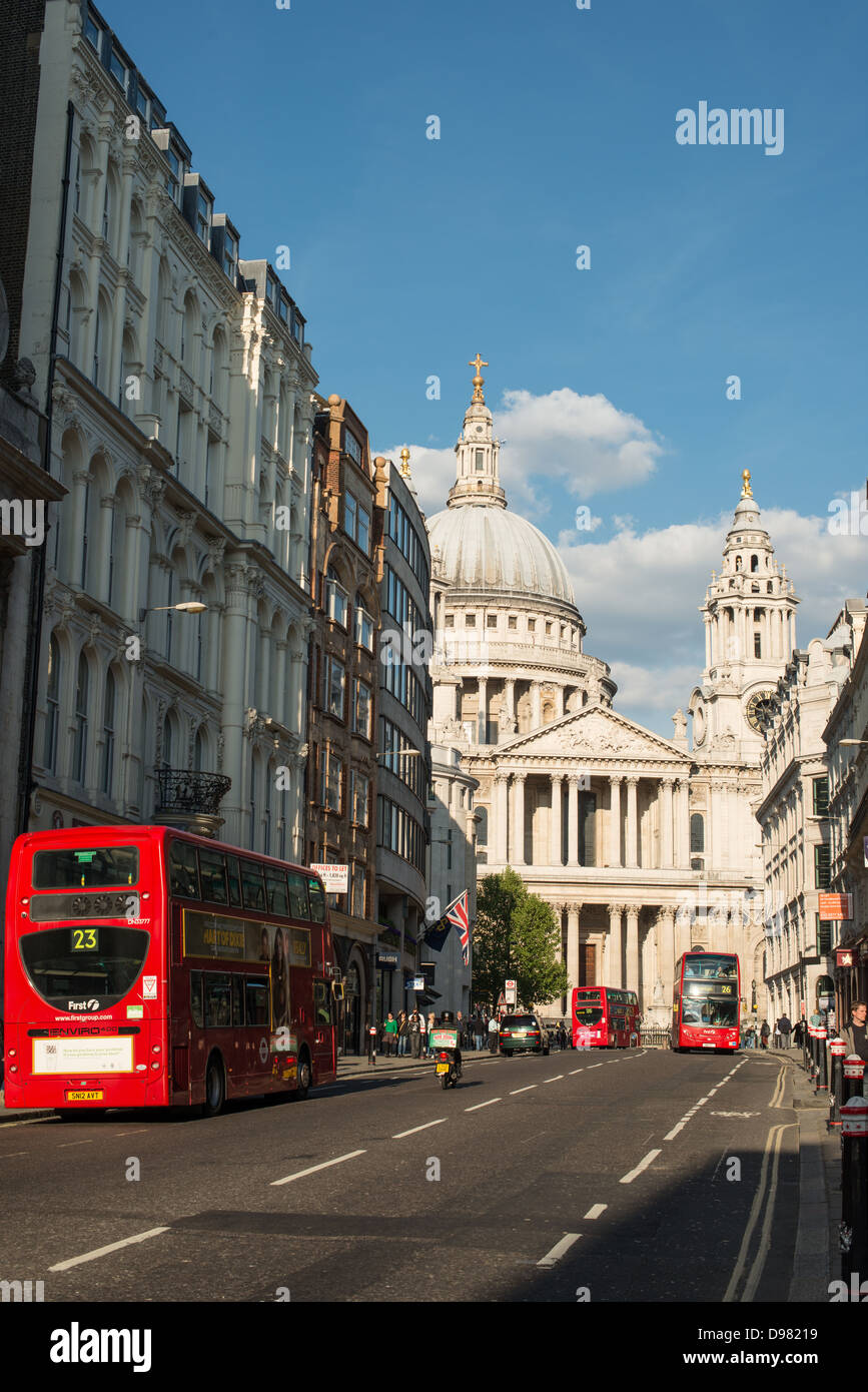 St Paul's Cathedral Dome Ludgate Hill London England // LONDON, England – Blick nach Norden entlang Ludgate Hill in Richtung St Paul's Cathedral, eines der berühmtesten Wahrzeichen Londons. Die unverwechselbare Kuppel der Kathedrale, entworfen von Sir Christopher Wren, dominiert die Skyline in dieser Ansicht. St Paul’s hat diesen Ort seit 604 n. Chr. besetzt, obwohl das heutige Gebäude zwischen 1675 und 1710 nach dem großen Brand von London errichtet wurde. Die Kathedrale dient als Sitz des Bischofs von London und war Gastgeber zahlreicher bedeutender Veranstaltungen, darunter die Beerdigung von Winston Churchill und die Hochzeit von Prinz Charles Stockfoto