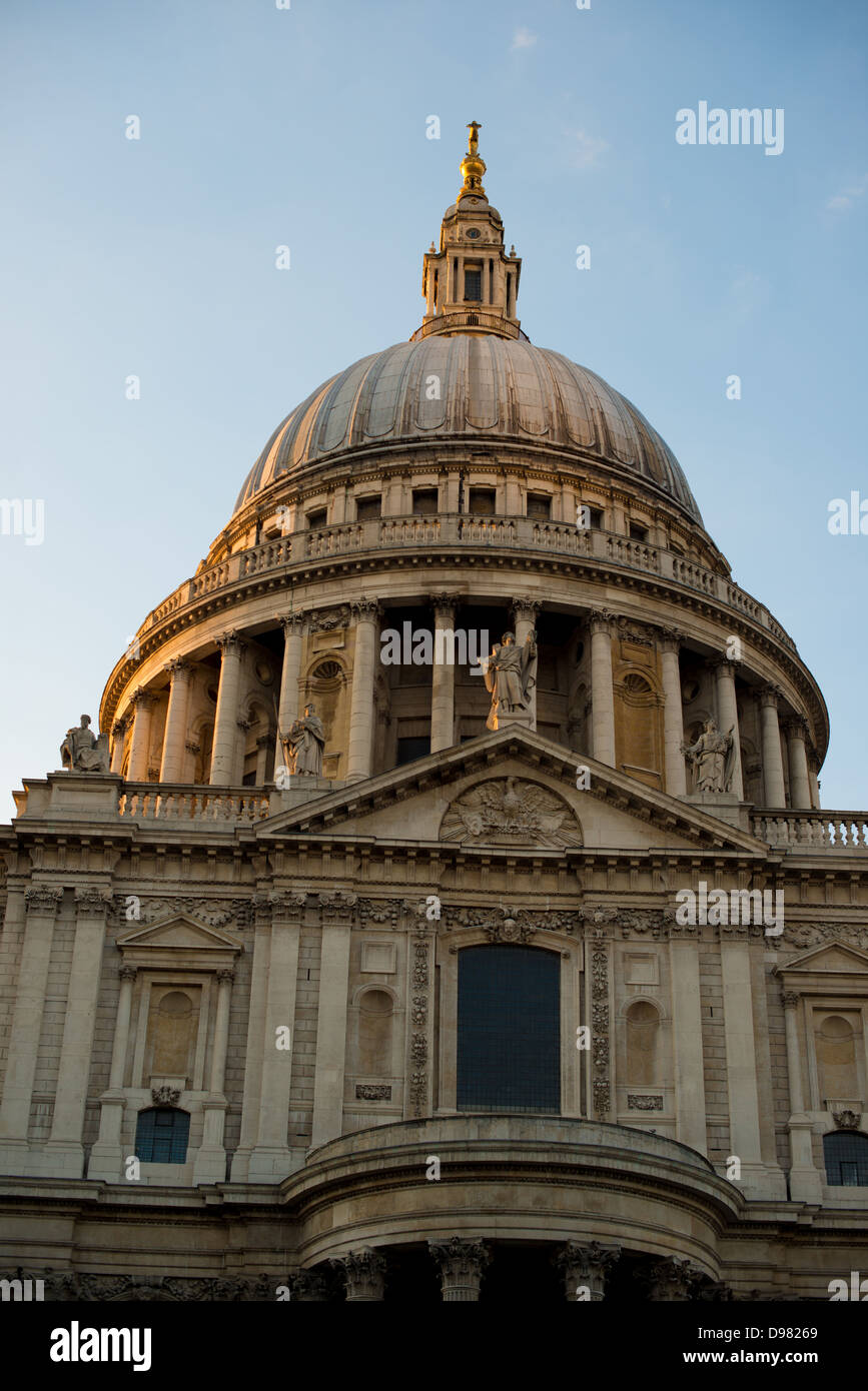 LONDON, Großbritannien – St Paul's Cathedral, ein berühmtes Meisterwerk der englischen Barockarchitektur, ragt über die Skyline der Stadt als Symbol für Londons spirituelle und historische Bedeutung. Die von Sir Christopher Wren entworfene und 1710 fertiggestellte Kathedrale war Schauplatz zahlreicher wichtiger Veranstaltungen, wie königliche Hochzeiten, staatliche Beerdigungen und nationale Feierlichkeiten. Stockfoto