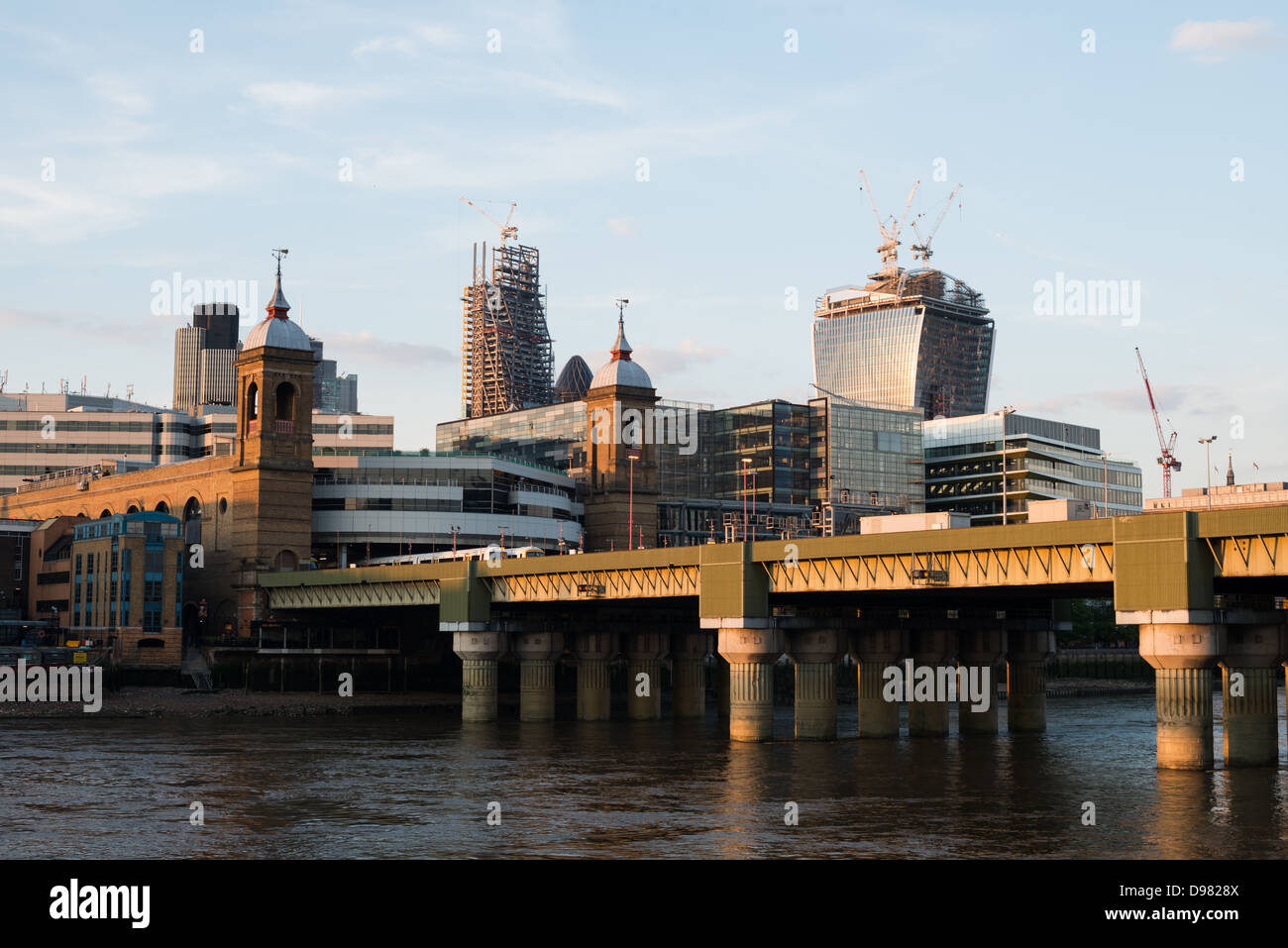 London Bridge City of London erhebt die London Bridge im Vordergrund, im Hintergrund entstehen neue Hochhäuser in der City of London. Stockfoto