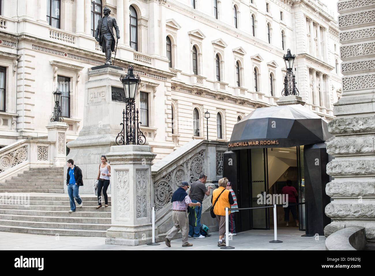 LONDON, Vereinigtes Königreich – der Eingang zu den Churchill war Rooms in London. Das Museum, einer von fünf Zweigen des Imerial war Museums, beherbergt den Untergrundbunker des Zweiten Weltkriegs, den der britische Premierminister Winston Churchill benutzt hat. Die beengten Quartiere wurden aus einem umgebauten Lagerkeller im Treasury Building in Whitehall, London, errichtet. Die unterirdischen Kabinettsräume und unter einem ungewöhnlich robusten Gebäude wurden vor den Bomben geschützt, die während des Blitz fielen. Stockfoto