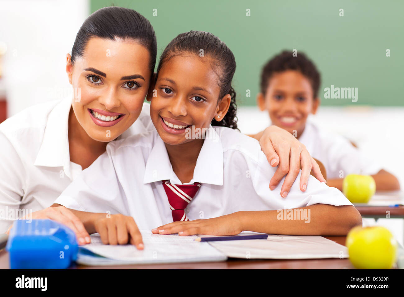 hübsche Grundschule Lehrer und Schüler im Klassenzimmer Stockfoto