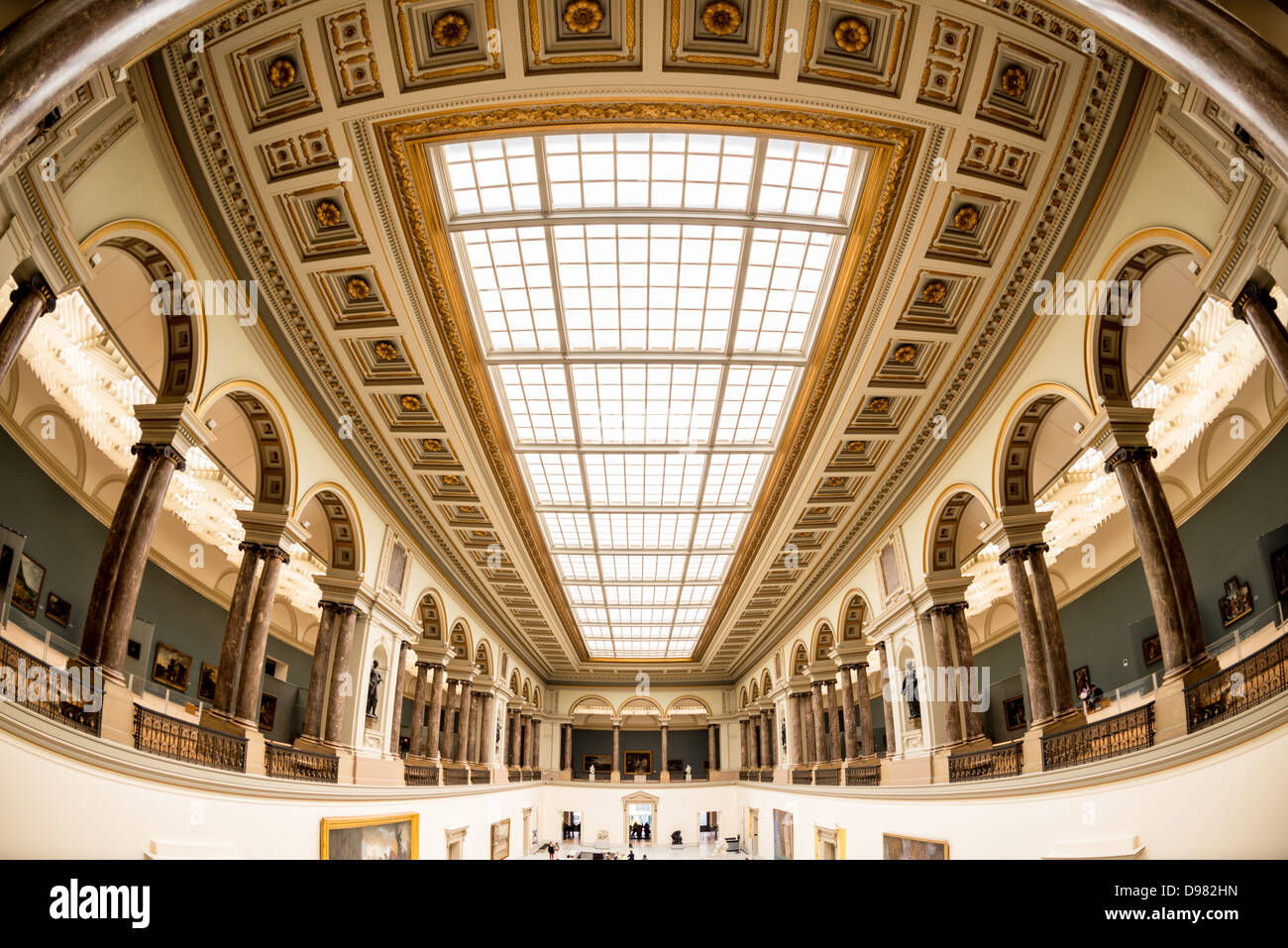 BRÜSSEL, Belgien — Decke der Haupthalle des Königlichen Museums der Schönen Künste in Belgien (auf Französisch Musées royaux des Beaux-Arts de Belgique), eines der berühmtesten Museen Belgiens. Der Komplex besteht aus mehreren Museen, darunter das Museum für antike Kunst (XV. - XVII. Jahrhundert), das Museum für moderne Kunst (XIX. ­ XX. Jahrhundert), das Wiertz-Museum, das Meunier-Museum und das Museum Magritte. Stockfoto