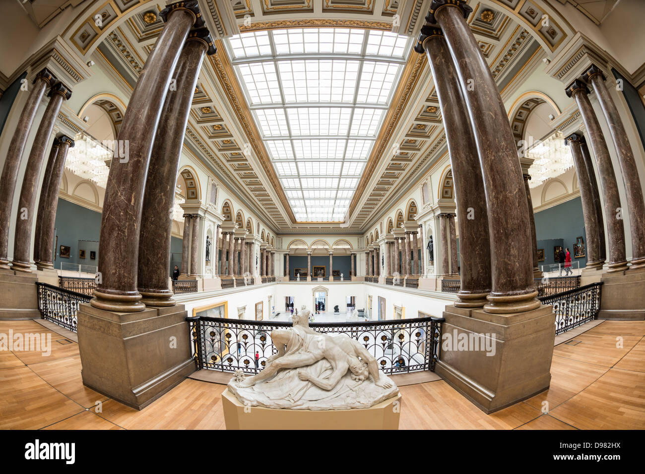 BRÜSSEL, Belgien — Skulpturen und Säulen im Königlichen Museum der Schönen Künste in Belgien (auf Französisch Musées royaux des Beaux-Arts de Belgique), eines der berühmtesten Museen Belgiens. Der Komplex besteht aus mehreren Museen, darunter das Museum für antike Kunst (XV. - XVII. Jahrhundert), das Museum für moderne Kunst (XIX. ­ XX. Jahrhundert), das Wiertz-Museum, das Meunier-Museum und das Museum Magritte. Stockfoto