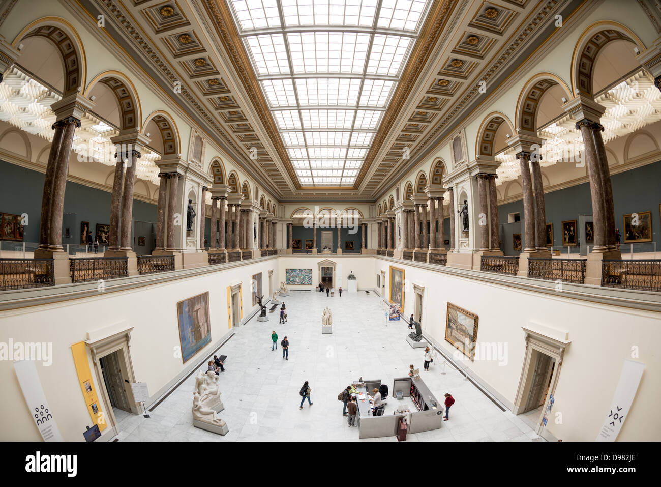 BRÜSSEL, Belgien — Fisheye drehte die Haupthalle der Königlichen Museen der Schönen Künste in Belgien (auf Französisch Musées royaux des Beaux-Arts de Belgique), eines der berühmtesten Museen Belgiens. Der Komplex besteht aus mehreren Museen, darunter das Museum für antike Kunst (XV. - XVII. Jahrhundert), das Museum für moderne Kunst (XIX. ­ XX. Jahrhundert), das Wiertz-Museum, das Meunier-Museum und das Museum Magritte. Stockfoto