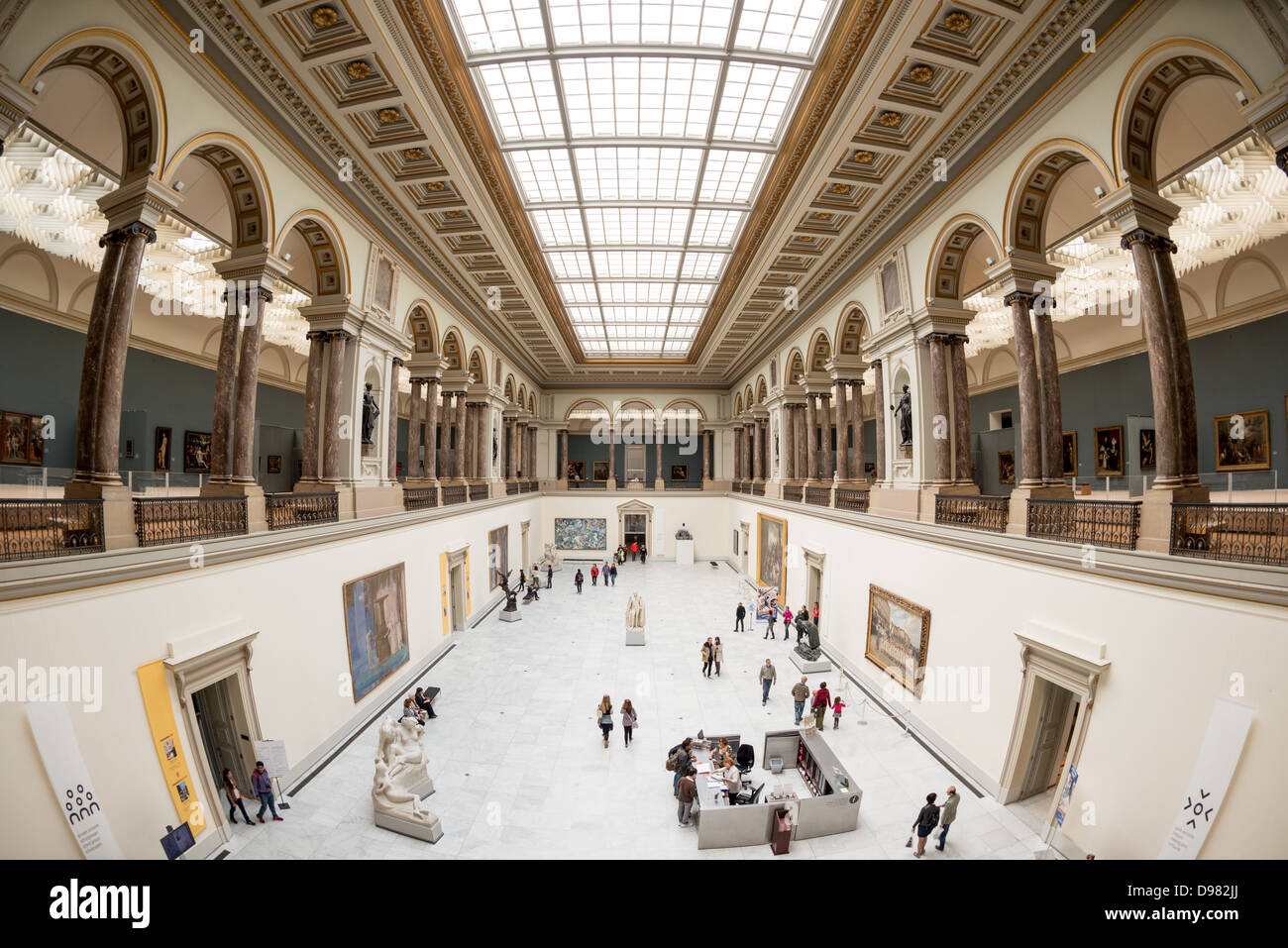 BRÜSSEL, Belgien — die kunstvolle Architektur der Königlichen Museen der Schönen Künste in Belgien (auf Französisch Musées royaux des Beaux-Arts de Belgique), eines der berühmtesten Museen Belgiens. Der Komplex besteht aus mehreren Museen, darunter das Museum für antike Kunst (XV. - XVII. Jahrhundert), das Museum für moderne Kunst (XIX. ­ XX. Jahrhundert), das Wiertz-Museum, das Meunier-Museum und das Museum Magritte. Stockfoto