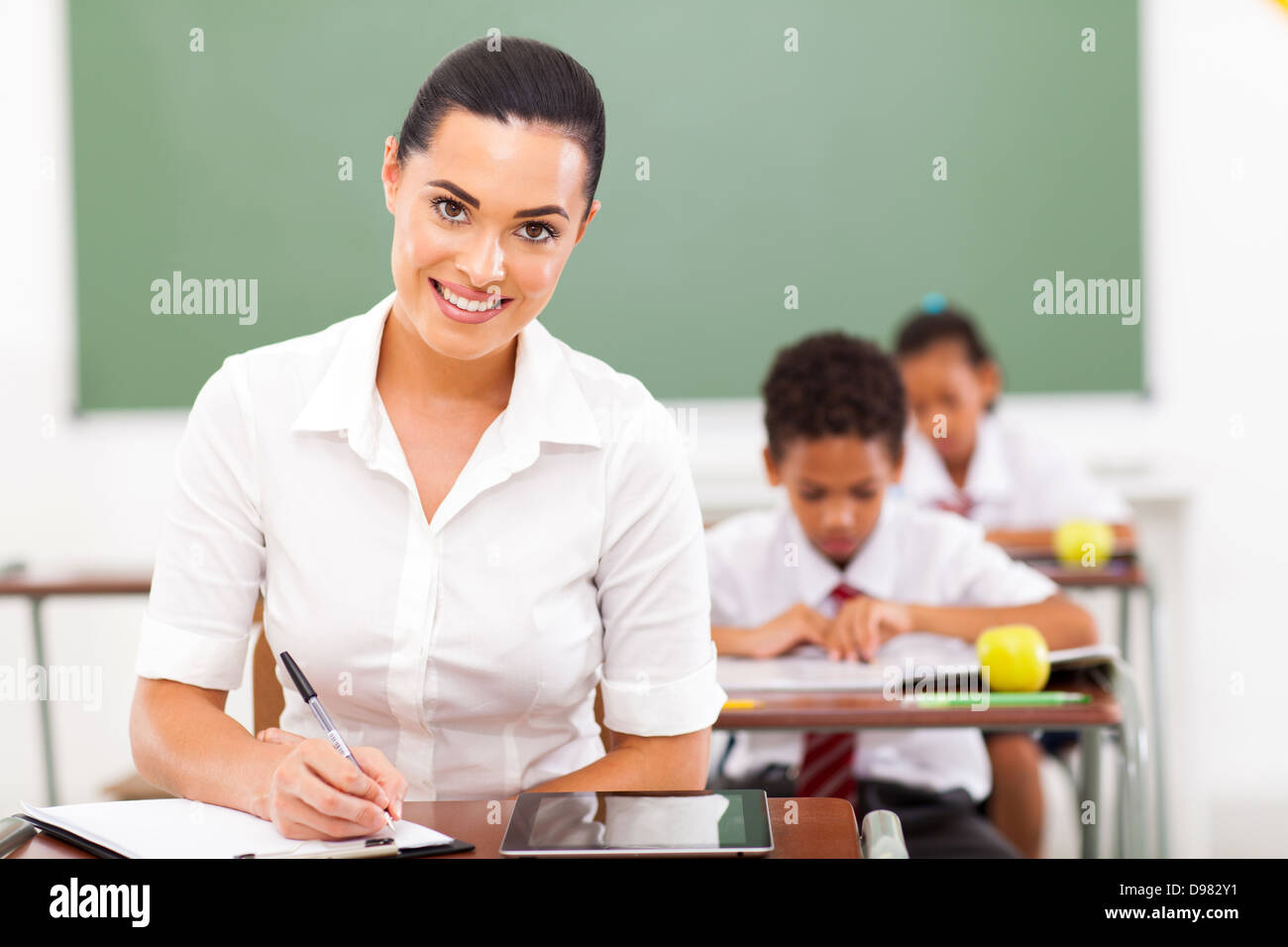 attraktive weibliche Schule Lehrer Unterricht im Klassenzimmer vorbereiten Stockfoto