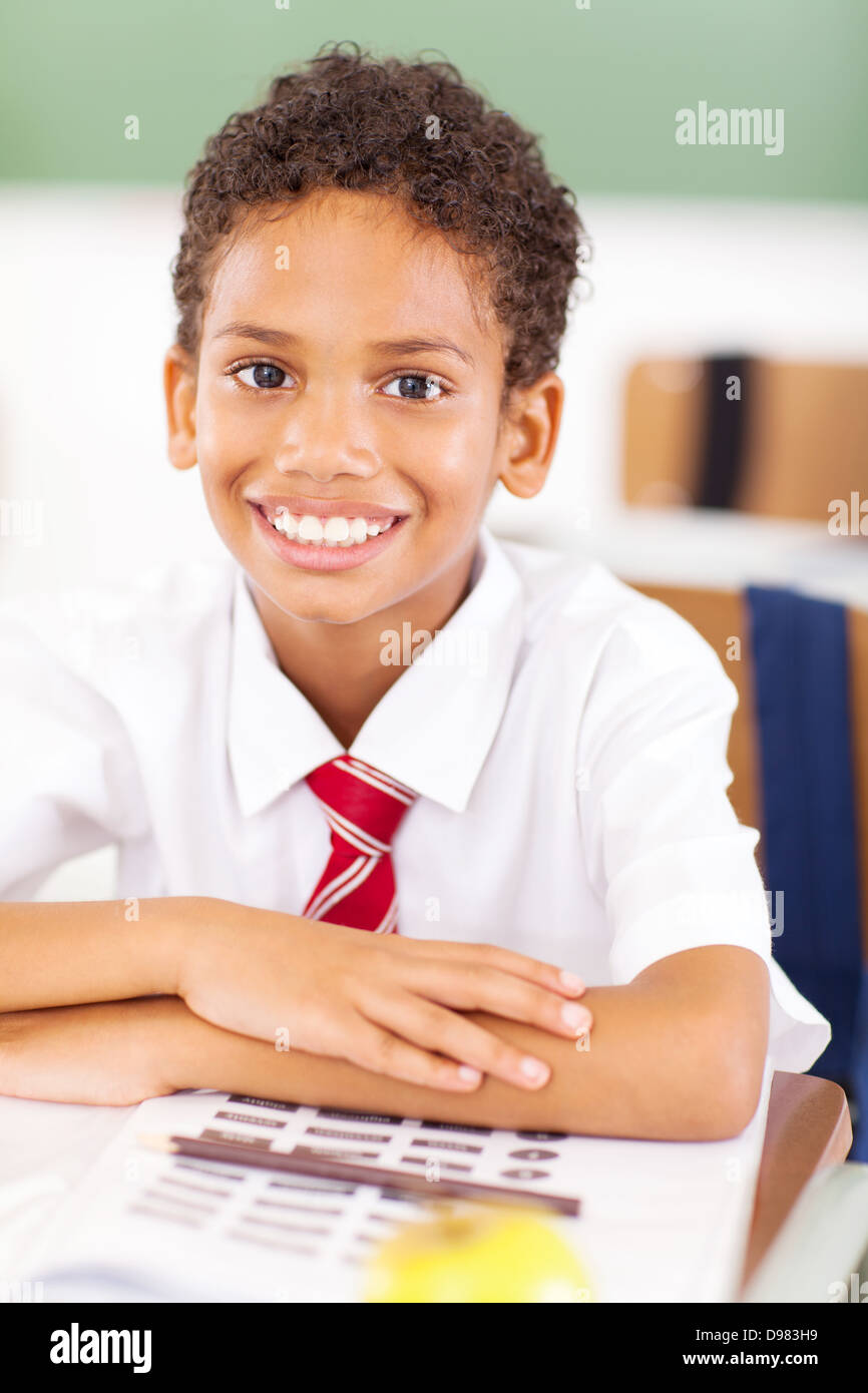 glücklich Grundschule Schüler sitzen in einem Klassenzimmer Stockfoto