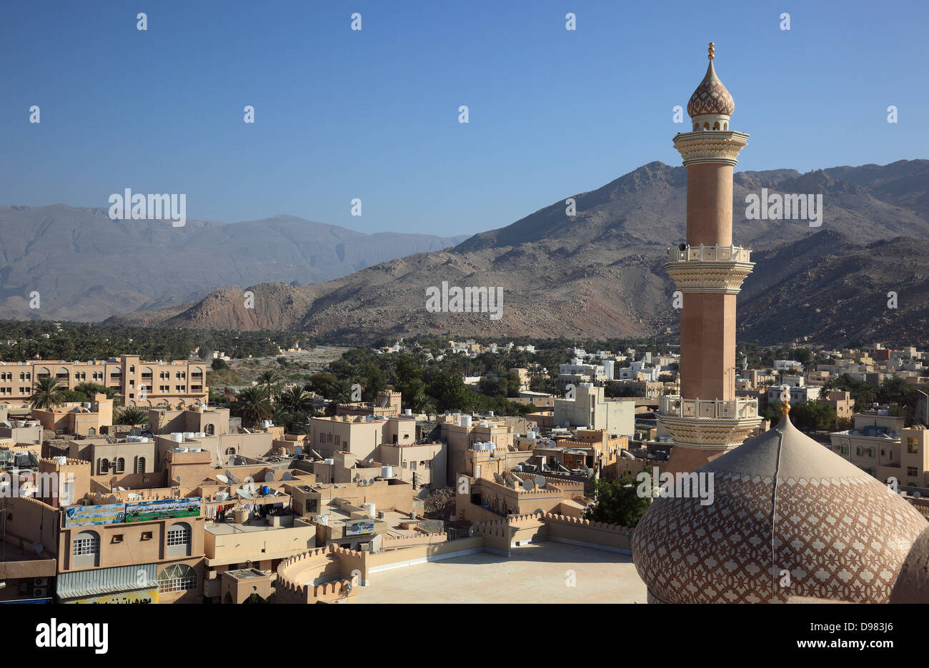 Blick von der Festung auf die Stadt und den Palmengärten von Nizwa. Nizwa ist das Zentrum der Oma Nischen der Kernland. Die Oase-t Stockfoto