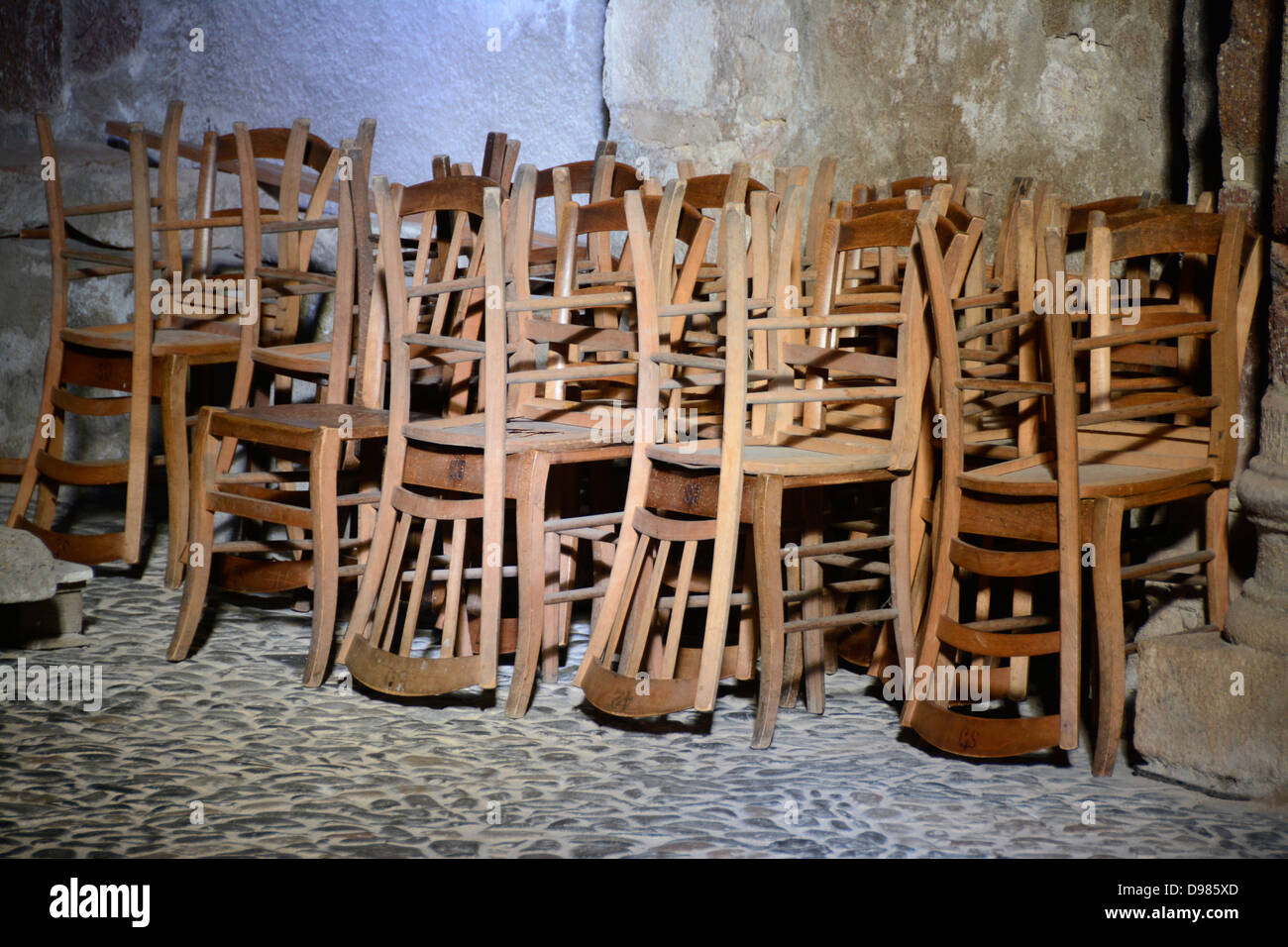 Holzstühle in einer Kirche. Stockfoto