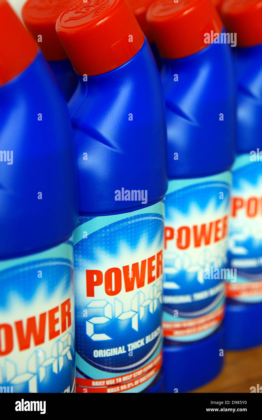 Reihe von Flaschen Bleichmittel Stockfoto