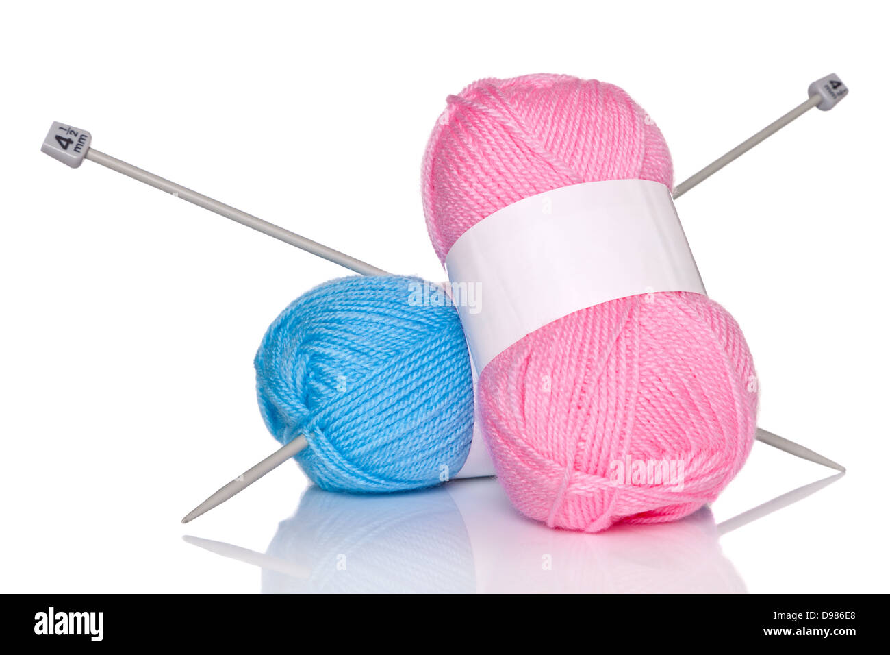 Kugeln aus Wolle und Stricknadeln isoliert auf einem weißen Hintergrund. Stockfoto