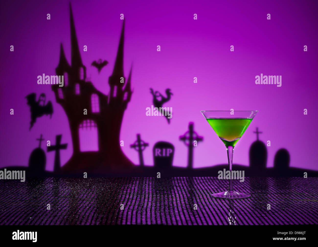 Grün-Martini inmitten der Halloween Hexe mit Geisterhaus Stockfoto
