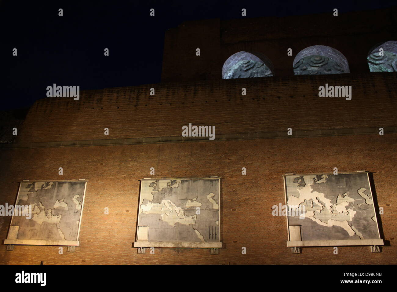Erweiterung des römischen Reiches-Plakette auf via dei Fori Imperiali Straße in der Nacht in Rom Italien Stockfoto