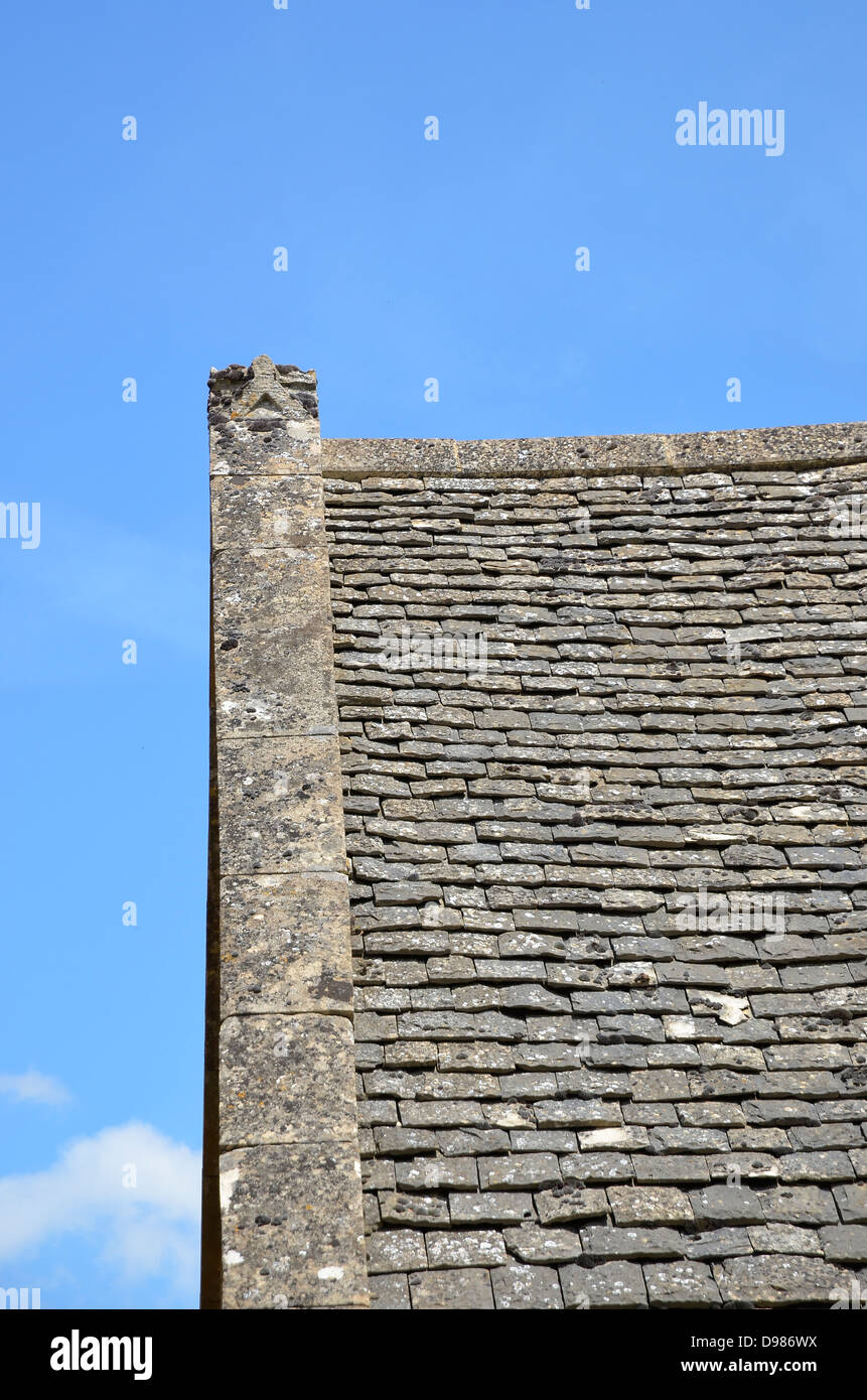 Detail von einem Cotswold Steindach - dünne Schichten aus Stein sind in der Art von Schiefer verwendet. Stockfoto