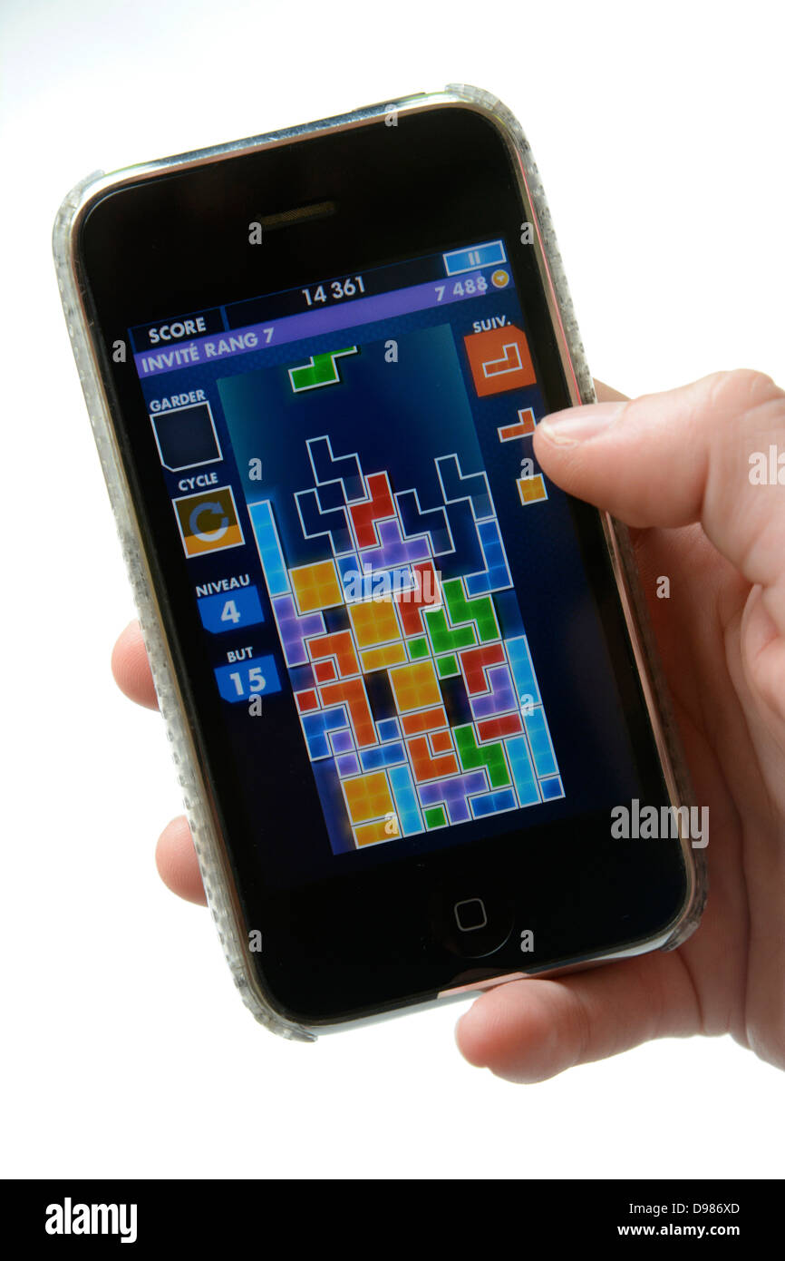 Spielen Tetris Spiel auf einem Mobiltelefon Stockfoto