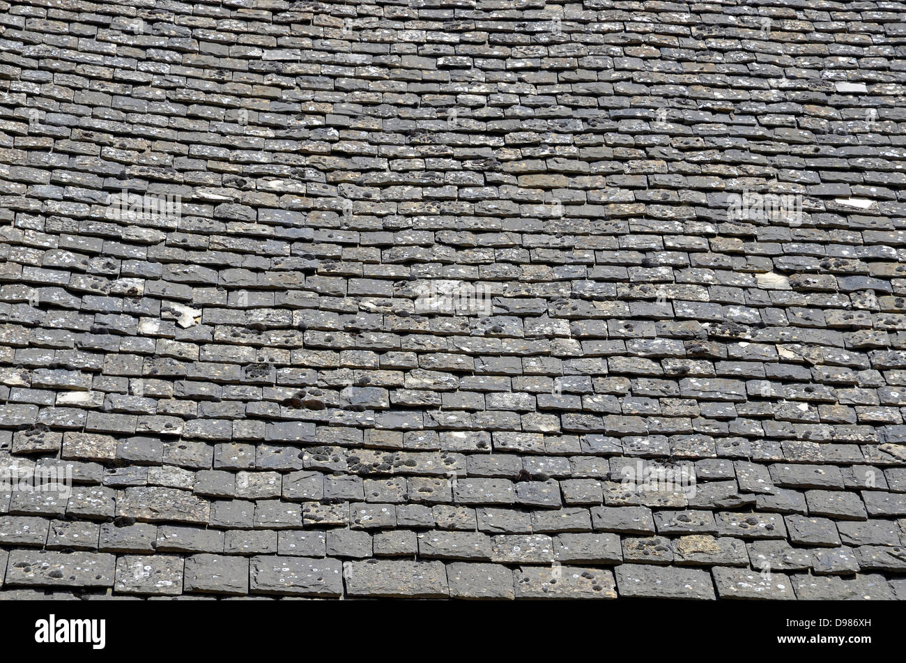 Detail von einem Cotswold Steindach - dünne Schichten aus Stein sind in der Art von Schiefer verwendet. Stockfoto