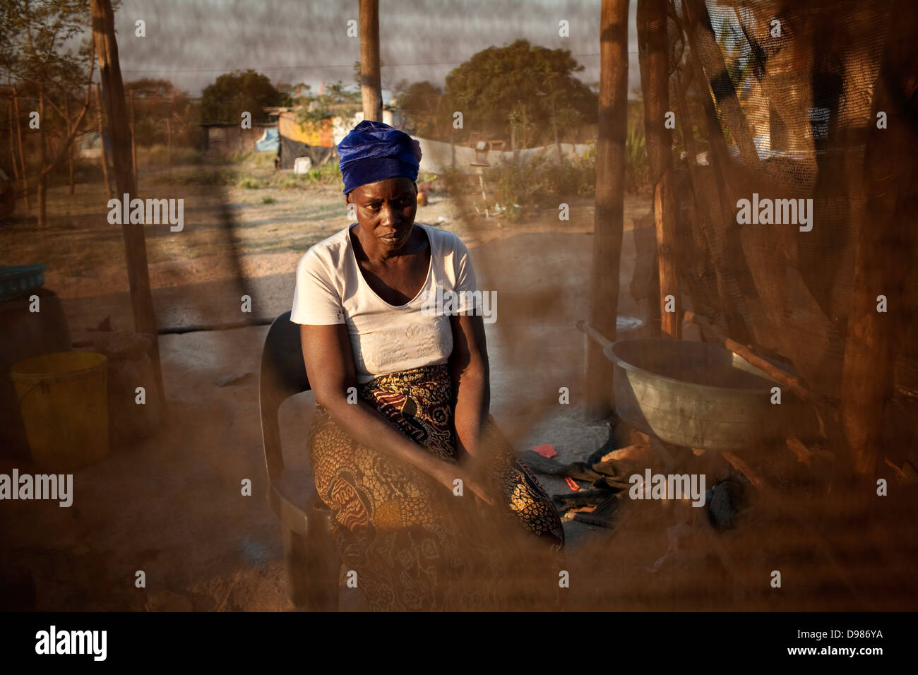 Esther Khoza 57 Jahre alte Mutter drei lebt in Schlamm Hütte ohne Strom, fließendes Wasser oder Toilette im Schatten Mbombela-Stadion Stockfoto