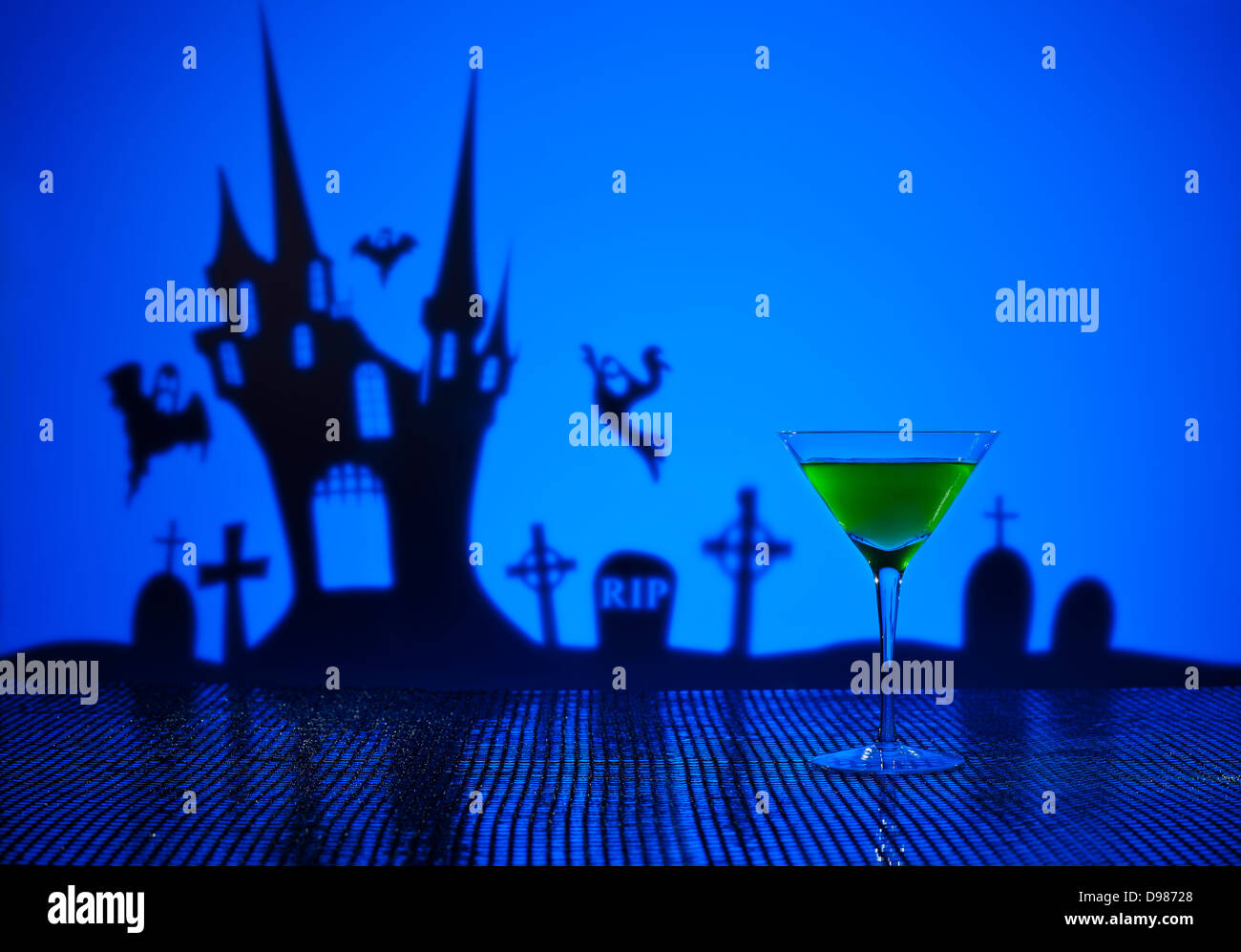 Grün-Martini inmitten der Halloween Hexe mit Geisterhaus Stockfoto