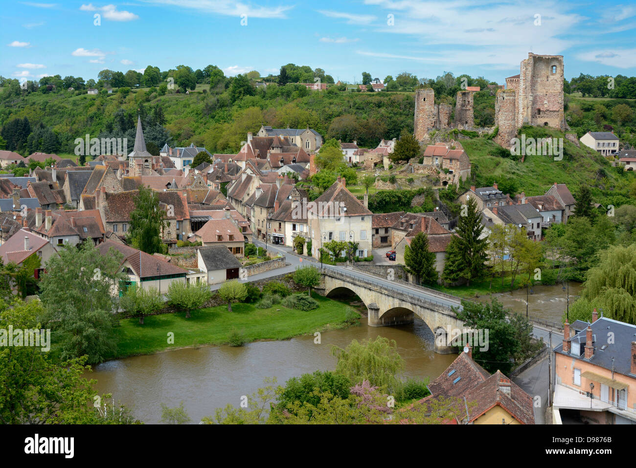 Dorf von Herisson, das Schloss, Bourbonnais, Allier, Auvergne, Frankreich Stockfoto
