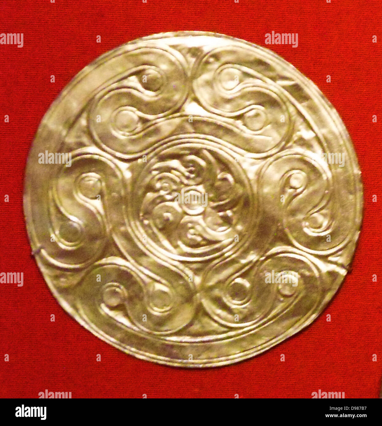 Reproduktion eines Gold Disk mit geprägter Schmetterling. Mykenische Late Helladic Ca. 1600-1500 v. Chr. von Emile Gilliéron, Père. Tempera auf Papier Stockfoto