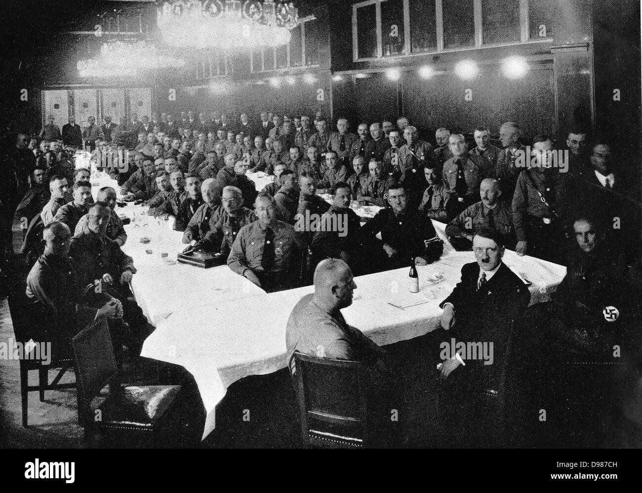 Adolph Hitler bei einer Versammlung der NSDAP (nationalsozialistische) Mitgliedern des Reichstags, 1930er Jahre. Stockfoto