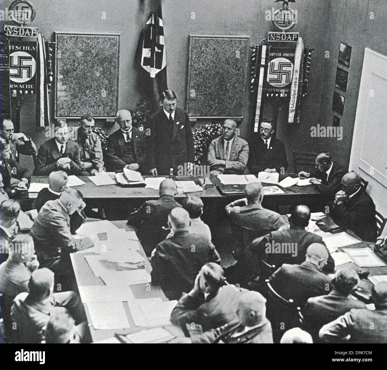 Hitler in München Adressierung einer Sitzung der NSDAP im Jahre 1925. Dritter Links von Hitler Alfred Rosenberg, auf der rechten Seite sind Gregor Strasser und Heinrich Himmler. Ganz rechts von der Tür ist Julius Streicher. Stockfoto