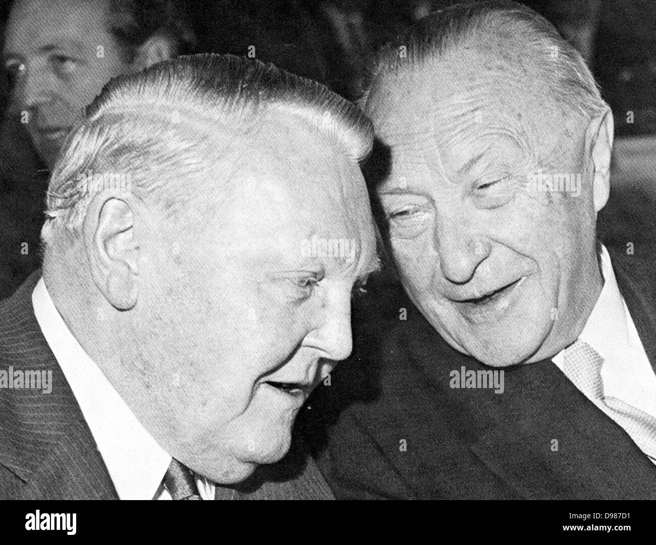 Ludwig Erhard (1897-1977), Ökonom und Politiker, links, mit Konrad Adenauer (1876-1967), Staatsmann, in Bad Godesberg, 25. Oktober 1960. Stockfoto