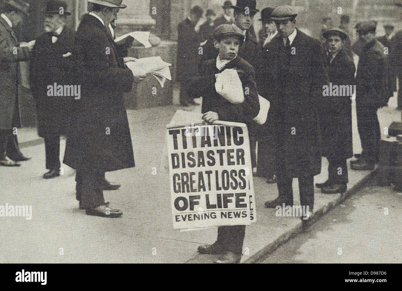 London Zeitungsverkäufer mit Banner kündigt den Verlust der SS Titanic im Jahr 1912. Stockfoto