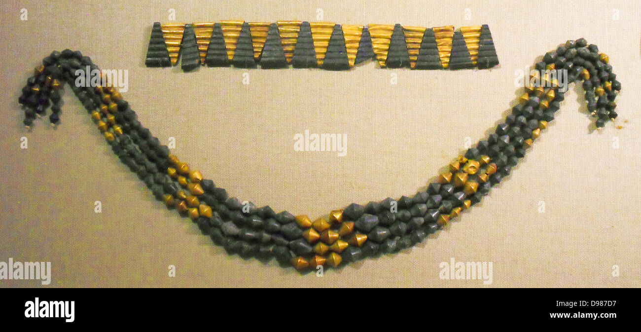 Die mesopotamische Schmuck ausgegraben bei Ur. (unten); Halskette perlen  Frühdynastischen IIIa, Ca. 2600 - 2500 v. Chr. in Gold, Lapislazuli. Diese  vier Teilbereiche von Perlen stammen aus der so genannten Großen Tod
