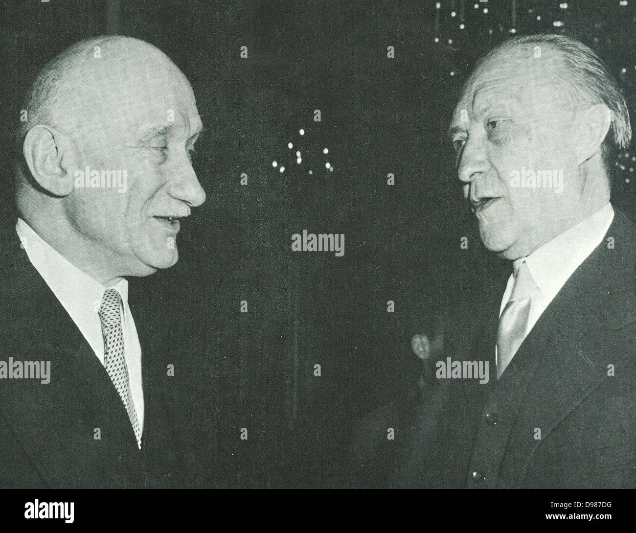 Konrad Adenauer (1876-1967), deutscher Bundeskanzler, rechts, und Robert Schuman (1886-1863), französischer Außenminister-treffen, 27. Mai 1952. Stockfoto