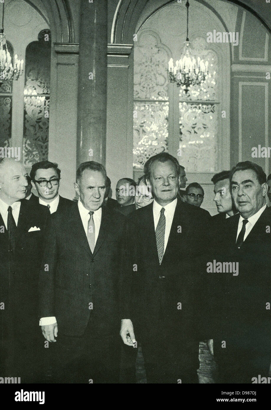 Nach rechts, vordere Reihe von links: Der deutsche Außenminister Walter Scheel, sowjetische Ministerpräsident Kosygin, Bundeskanzler Willy Brandt und der sowjetische Generalsekretär Leonid Breschnew, Konferenz der Moskauer Vertrag, 1970 zu unterzeichnen. Stockfoto