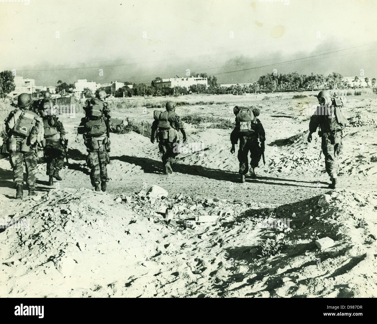 Suez-Krise oder dreiseitigen Agression, 1956. Französische Fallschirmspringer kurz nach der Landung in Port Said, Ägypten. Stockfoto