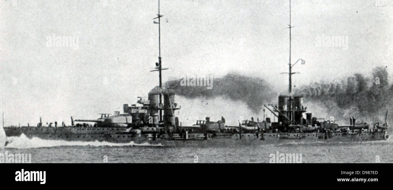 Italienisches Schlachtschiff "Dante Alighieri", 19.400 Tonnen tragen eine Hauptbewaffnung von zwölf 12-Zoll-Gewehren. Stockfoto