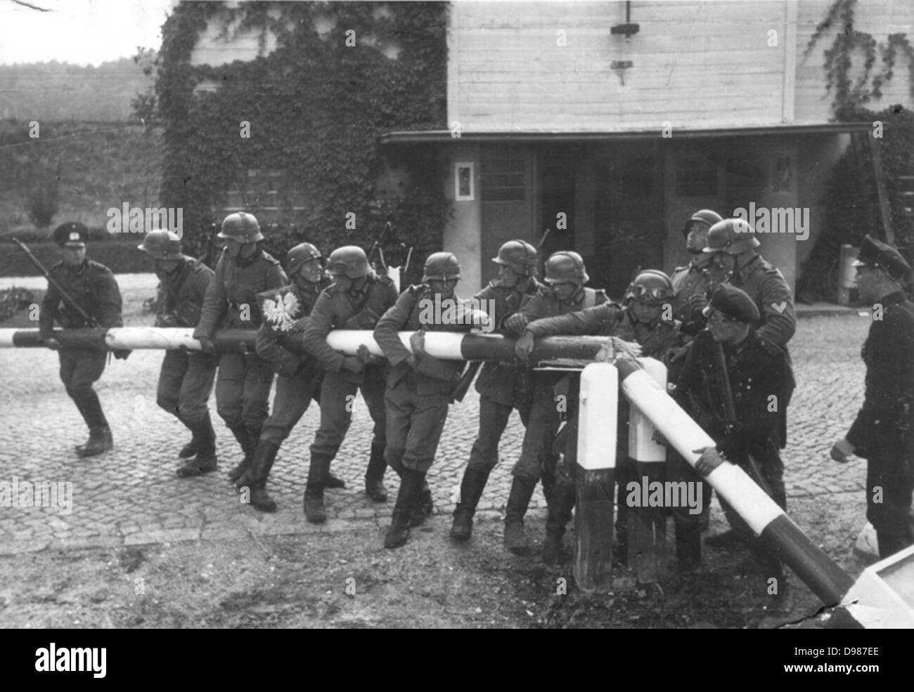 Deutsche Soldaten die Grenze Barriere Abbau und Kreuzung in Polen in Sopot auf 1. September 1939. Stockfoto