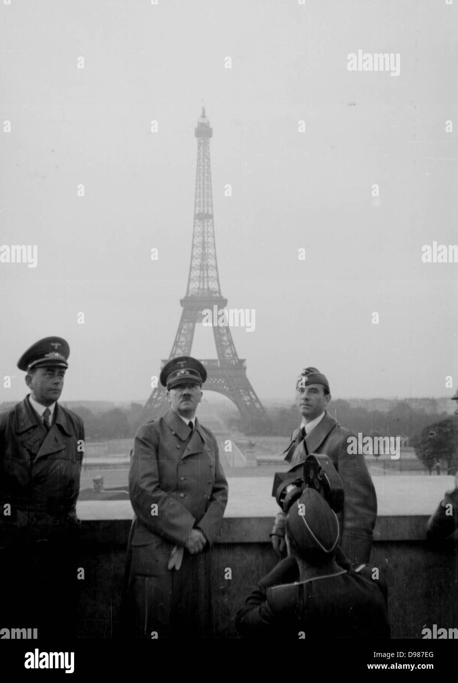 Adolf Hitler in Paris, Frankreich, Juni 1940 den Eiffelturm im Hintergrund. Paris wurde am 13. Juni 1940 von deutschen Truppen besetzt. Stockfoto
