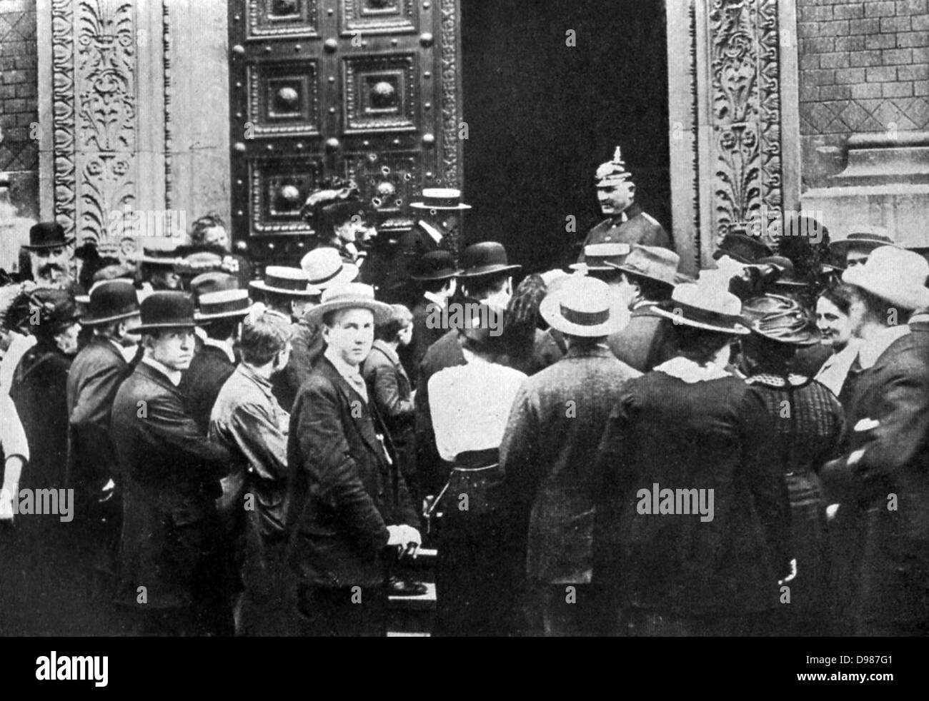 Drängen Sie sich warten auf Geld von der Reichsbank, Berlin zu ziehen. Stockfoto
