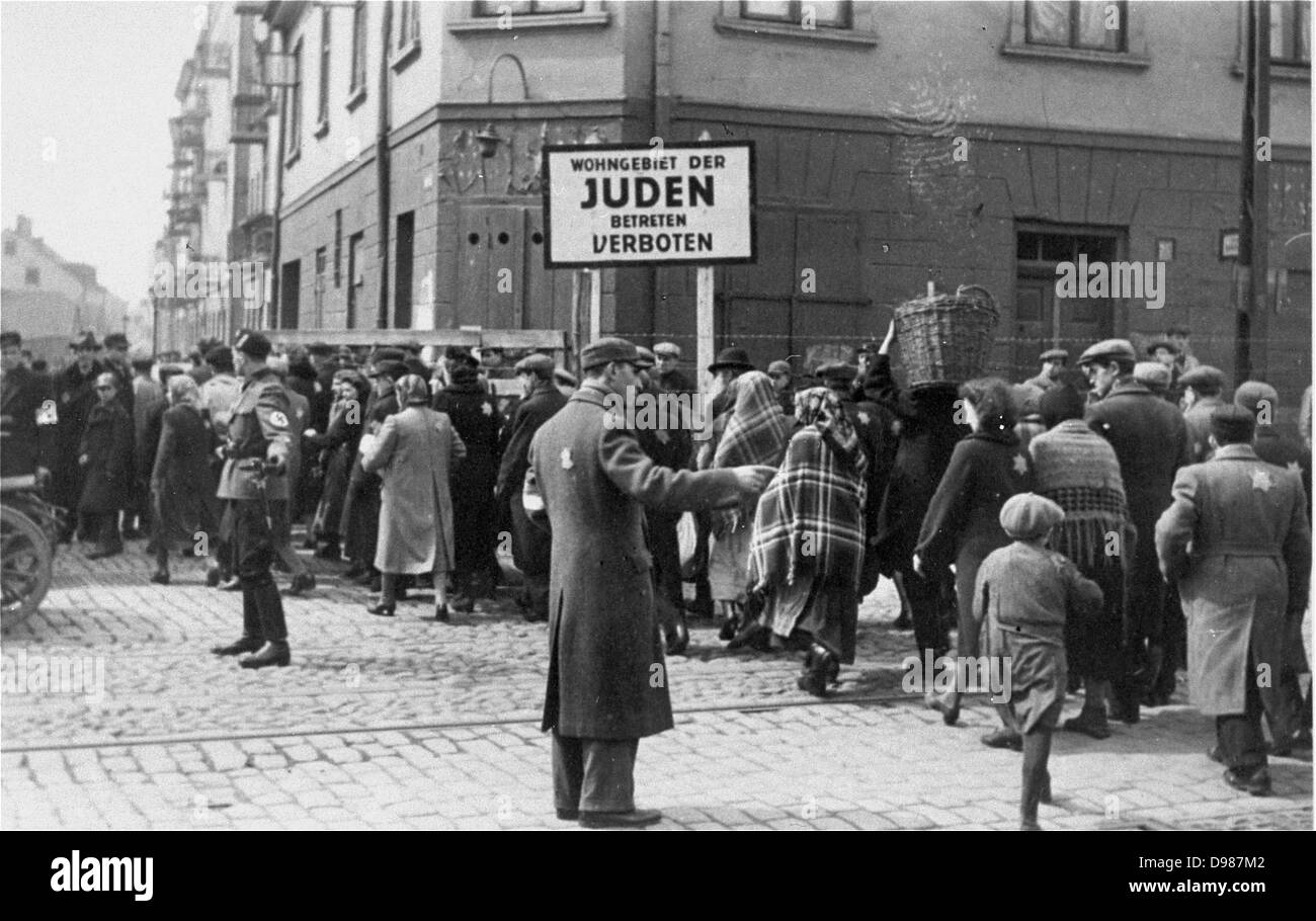 Eine jüdische Polizist und ein deutscher Soldat direkte Fußgänger-Verkehr auf der Hauptstraße zwischen den beiden Teilen der Ghetto Lodz, Polen. Zweiten Weltkrieg. Stockfoto