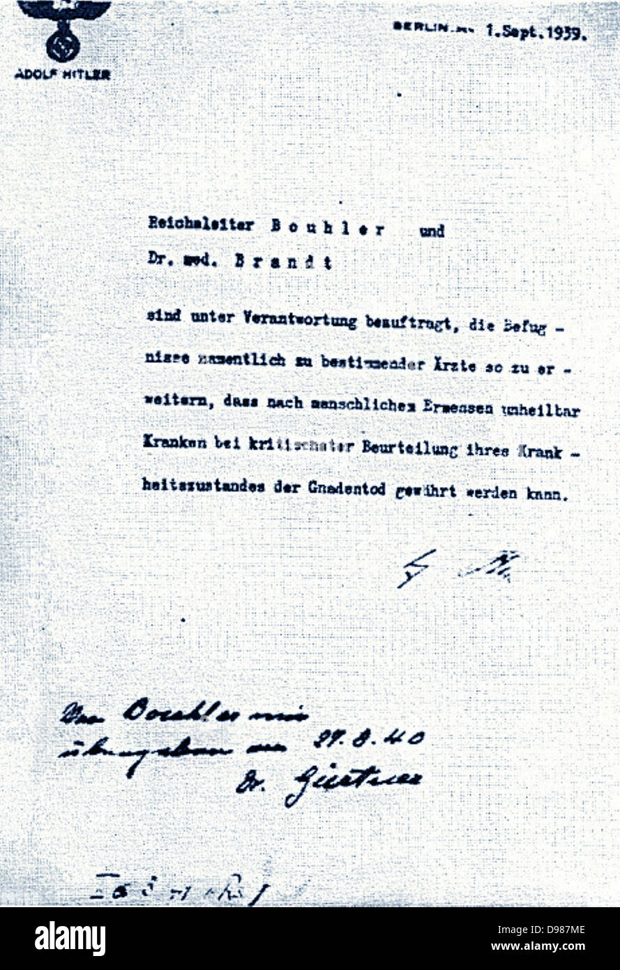 Hitlers Unterschrift auf eine Bestellung autorisieren unfreiwillige Euthanasie in Deutschland, Oktober 1939. Stockfoto