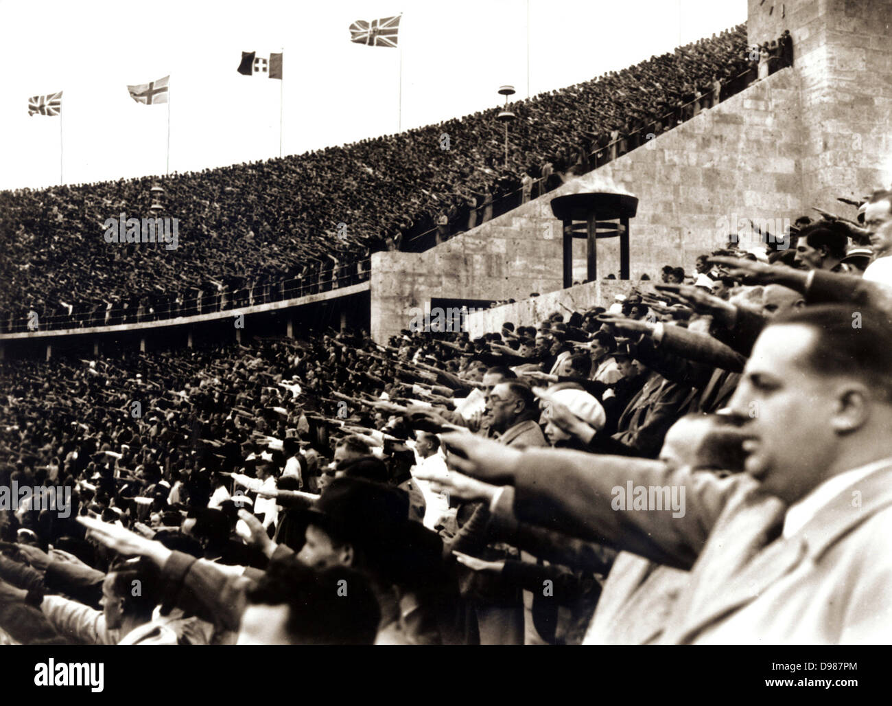 Menge gibt den Hitlergruß während der Olympischen Spiele 1936 in Berlin. Stockfoto