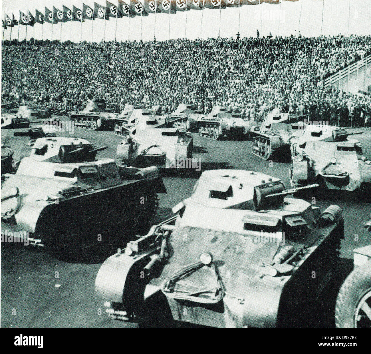 Deutsche Militarisierung während 1936. Parade der Panzer auf einer Nazi-Kundgebung. Stockfoto