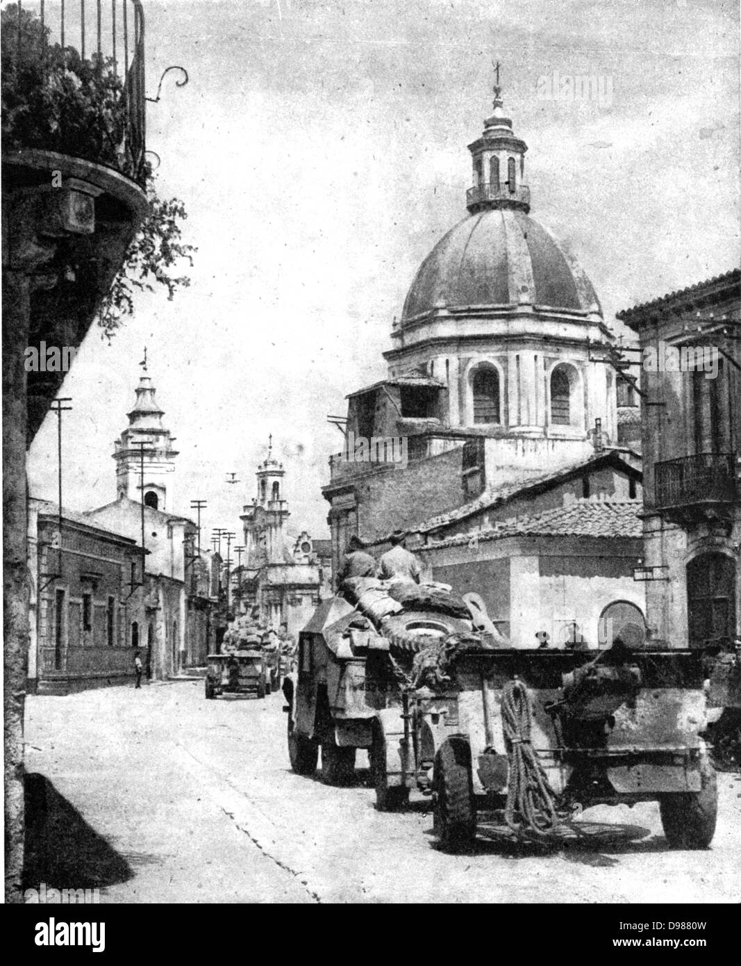 Kanonen von der Königlichen Artillerie in der Hauptstraße von San Antonio. Am 5. August die englische Armee stieß im Inland rund um die südlichen und westlichen Hängen des Ätna und nordwestlich an der Küste entlang führenden Straße nach Taormina und schließlich nach Messina. Stockfoto