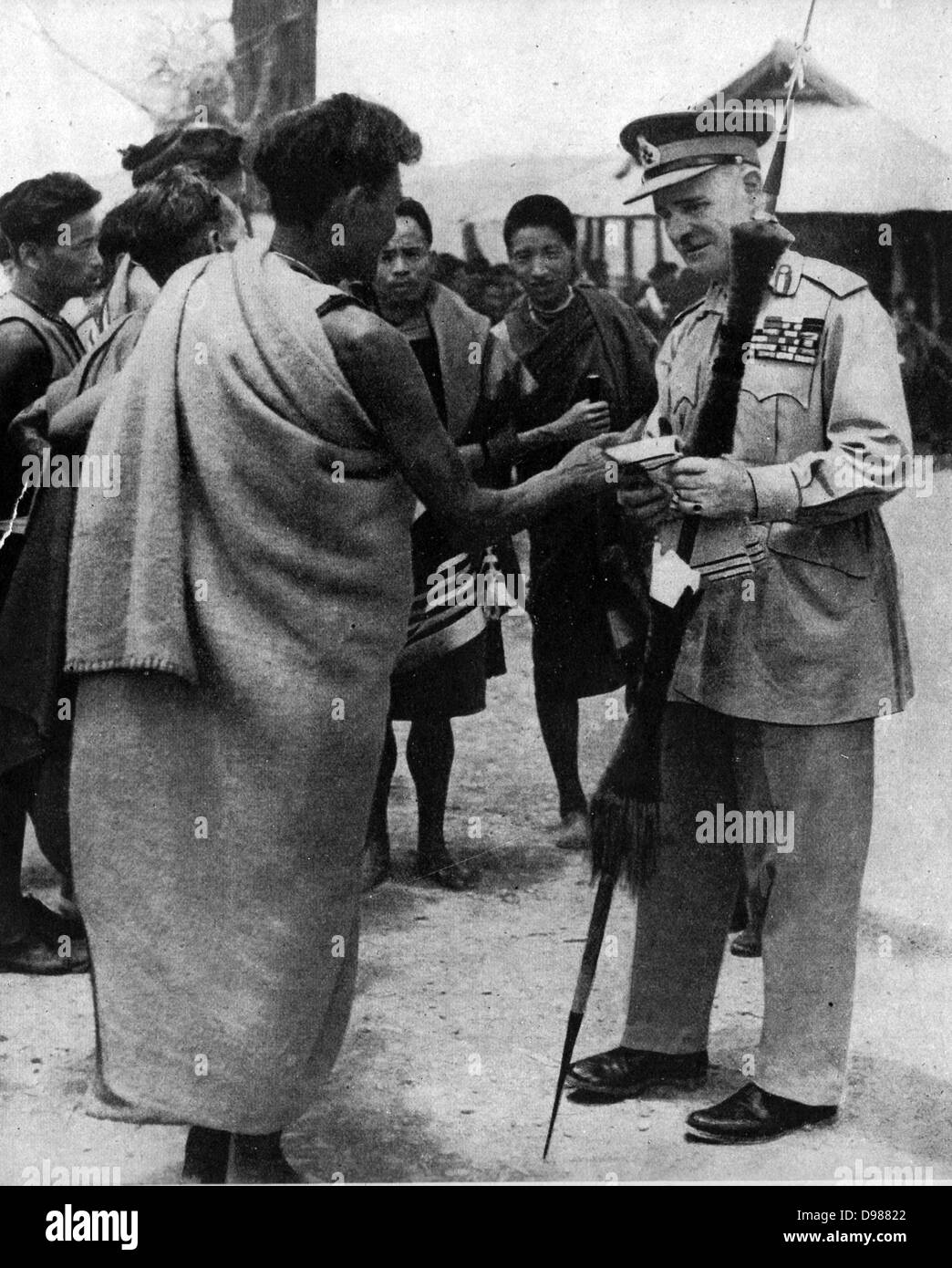 Am 10. August 1944 wurde bekannt, dass Feldmarschall Wavell, Vizekönig von Indien, vor kurzem tourte das Manipur vorne. Lord Wavell dankte den Naga Hill Männer für ihre Hilfe gegen die Japaner und ist hier zu sehen, die Geschenke von Ihnen auf Kohima. Stockfoto