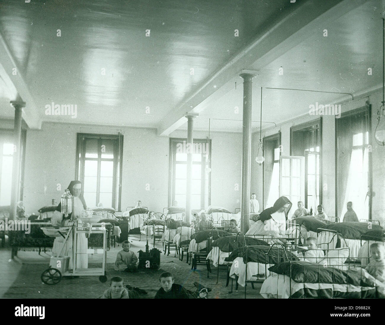 Kinderstation in einem Krankenhaus, wo Nonnen als Krankenschwestern fungieren. Frankreich um 1905 Stockfoto