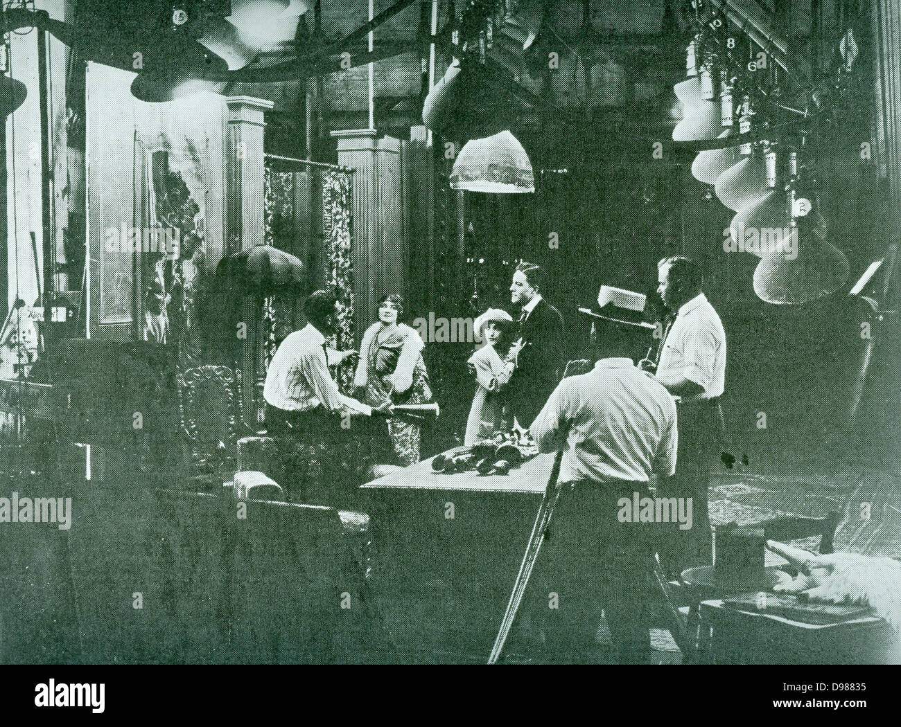 Regisseur am Set während der Dreharbeiten eines Films Stummfilm-Ära. Ca. 1918 Stockfoto