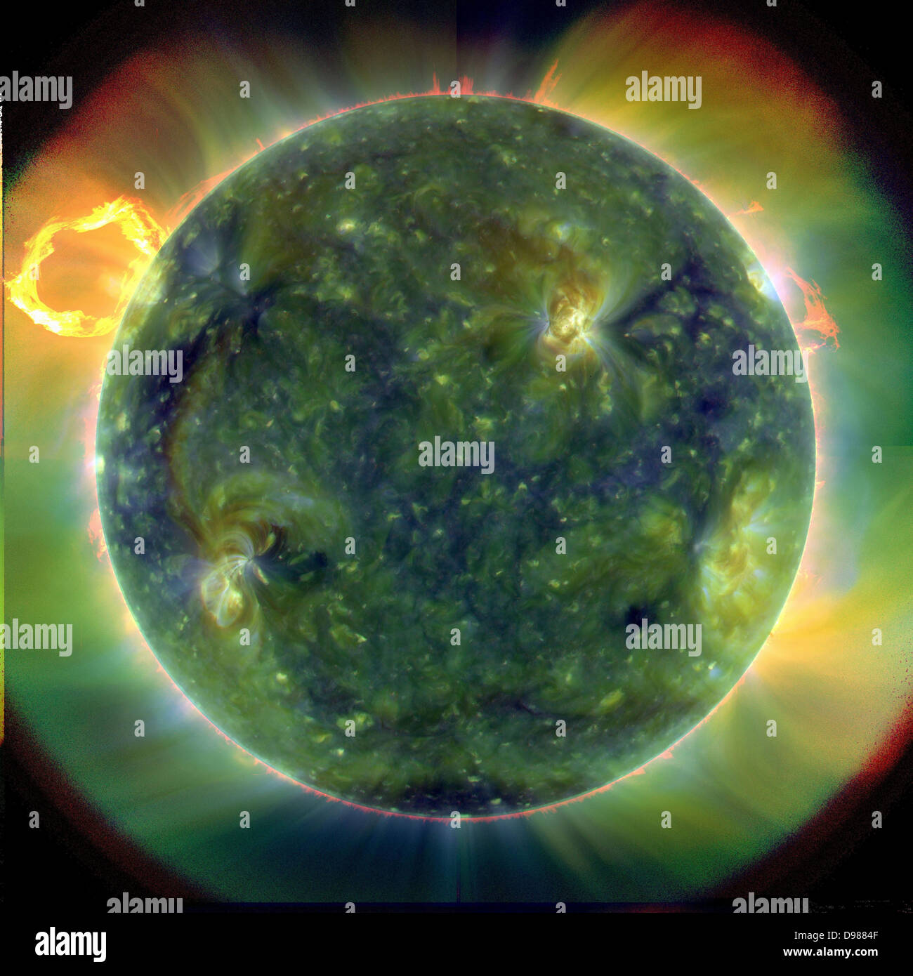 Corona und Übergang Region deutlich sichtbar von einem Satelliten auf einer Umlaufbahn um die Erde. Ein Full-disk Multiwellenlängen extreme UV-Bild der Sonne im Jahr 2010 übernommen. Falsche Farben unterschiedliche Temperaturen. Rotweine sind relativ kühl (ca. 60.000 Kelvin, oder 107,540 F); Blau- und Grüntöne sind heißer (mehr als 1 Millionen Kelvin, oder 1,799,540 F). Stockfoto