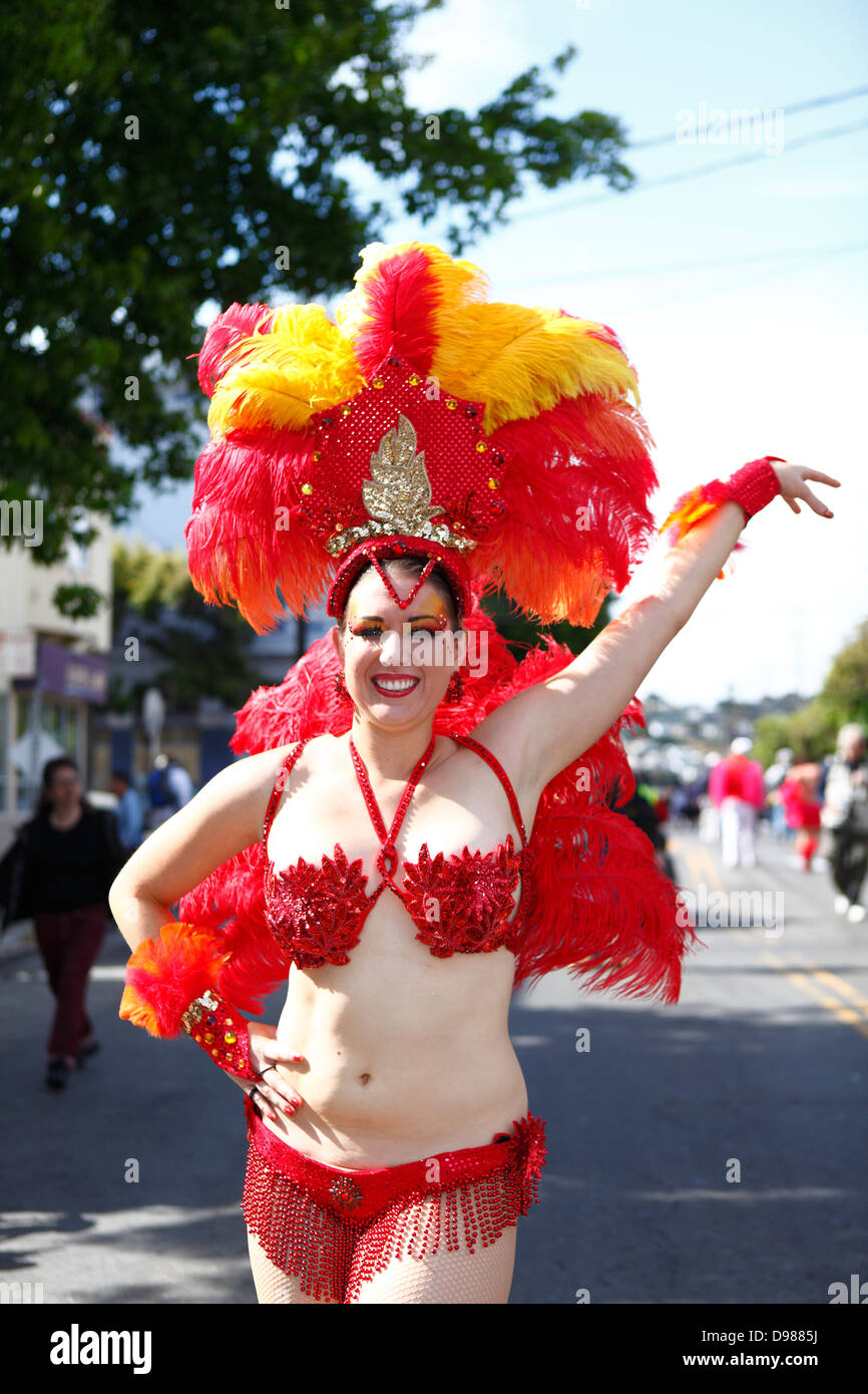 Bunte Tänzerinnen im Karneval parade im Mission District in San Francisco, Kalifornien, USA Stockfoto